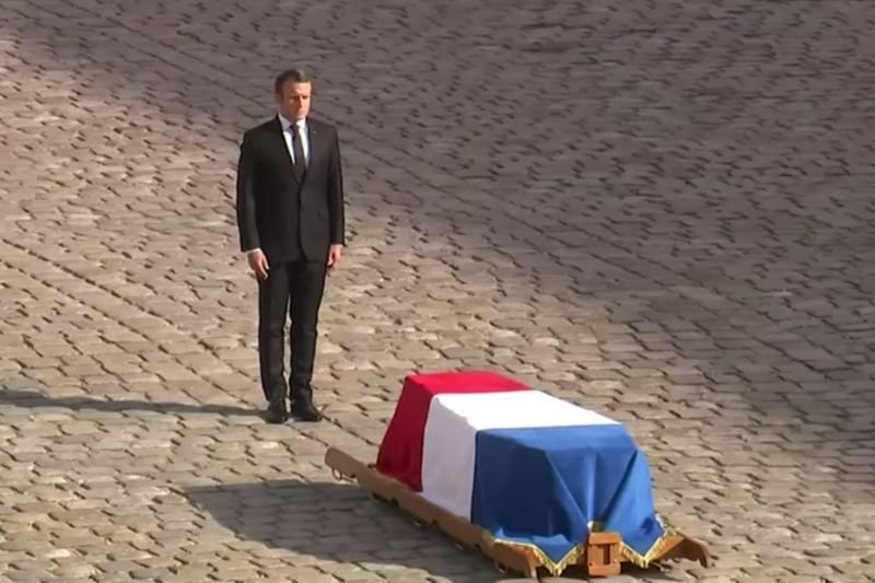 Prezydent Francji oddał hołd Chiracowi.