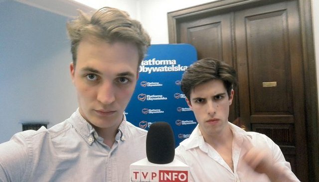 Pracownicy TVP, Lucjan Ołtarzewski i Filip Styczyński. To ich pokolenie zastąpiło "pampersów"