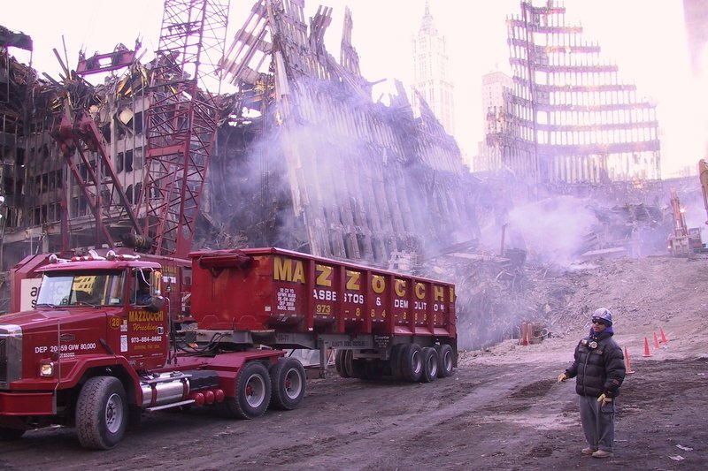 Zdjęcia przedstawiają moment sprzątania po zamachu na WTC.