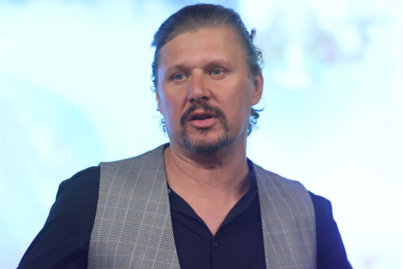 Pracownicy Teatru Komedia oskarżają Andrzeja Nejmana o upijanie się w pracy.