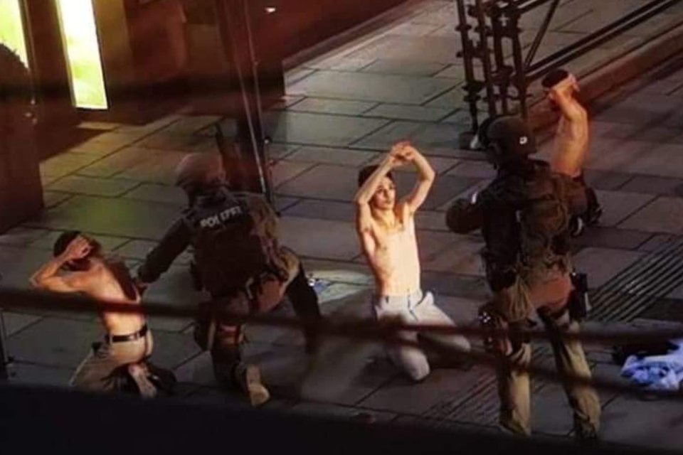 Sprawca ataku terrorystycznego w centrum Wiednia był powiązany z Państwem Islamskim.