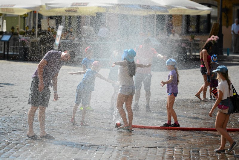 W upalne dni w Warszawie przy Pl. Zamkowym wystawiane są kurtyny wodne.