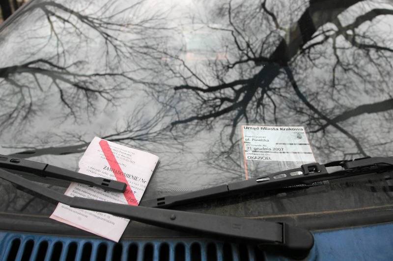 Mandat zza wycieraczki zaparkowanego samochodu łatwo wyciągnąć.