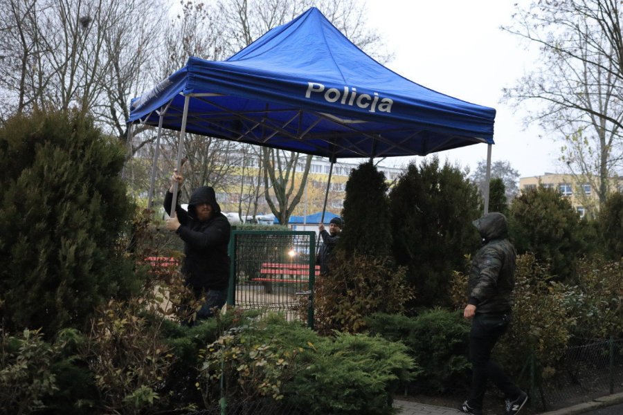 Przy śmiertelnie postrzelonym 21-latku z Konina znaleziono 9-cm nożyczki szkolne z zaokrąglonymi końćówkami - podał pełnomocnik rodziny mężczyzny.