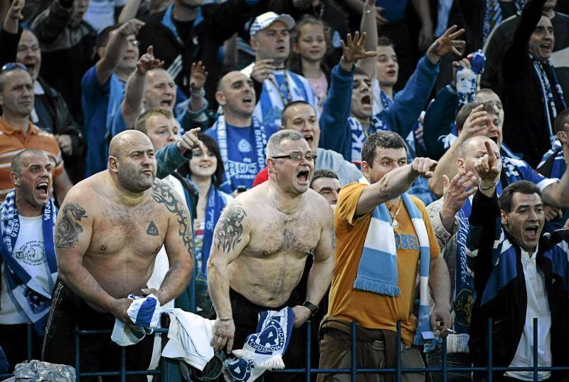 Wielu osobom krótka fryzura kojarzy się z dresiarnią i stadionowymi chuliganami.