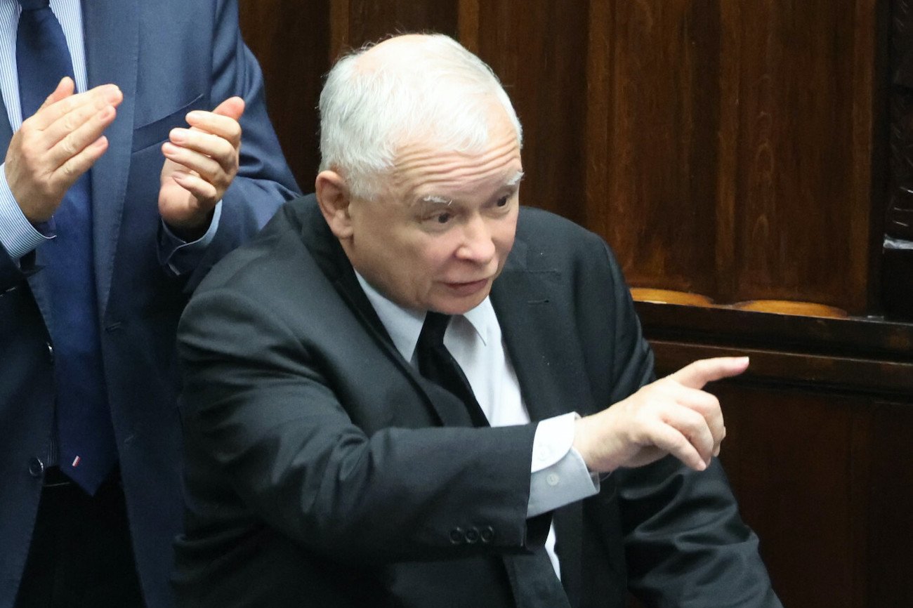 Jarosław Kaczyński, prezes PiS. W tle złożone do oklasków dłonie Mariusza Błaszczaka, którego wyznaczył na swojego następcę.