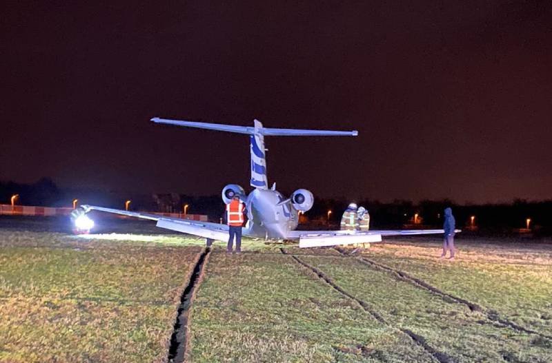 Samolot Mertensa przejechał kilkaset metrów po polu obok pasa startowego. Samolot Driesa Mertensa z Napoli wypadł z pasa startowego w Antwerpii.