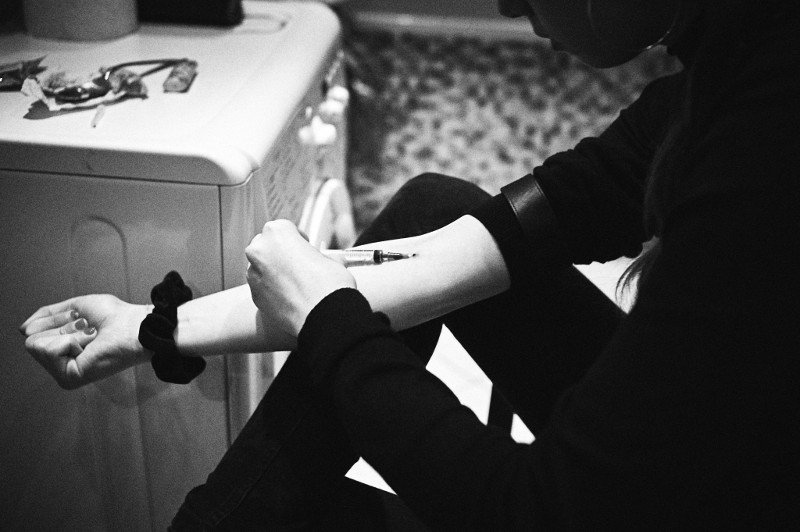 Po heroinę nadal sięga sporo młodych osób.