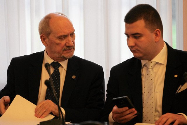 Bartłomiej Misiewicz pozywa "Newsweek", prosi o zawieszenie w funkcjach.