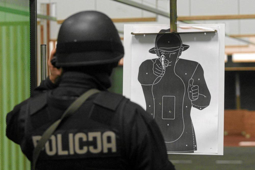 Policjant na strzelnicę musi chodzić za własne pieniądze
