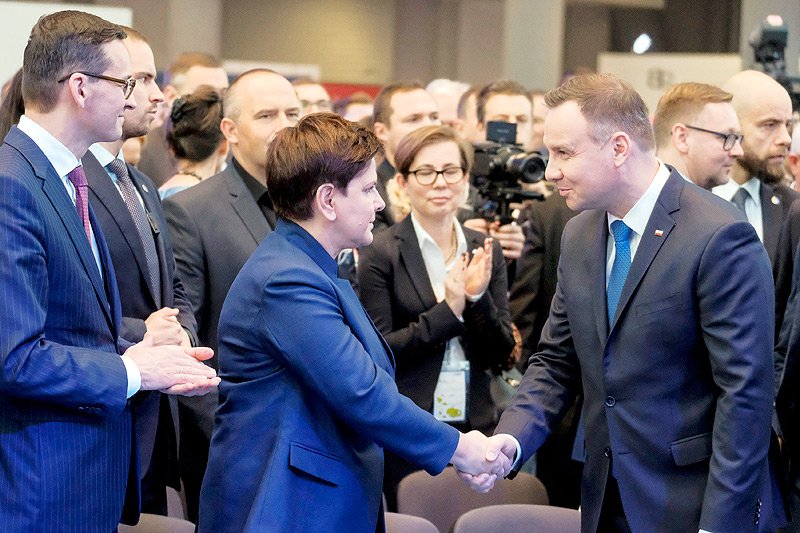 Jak poinformował prezydencki rzecznik Krzysztof Łapiński, prezydent Andrzej Duda oczekuje szybkiego zamknięcia tematu rekonstrukcji rządu.