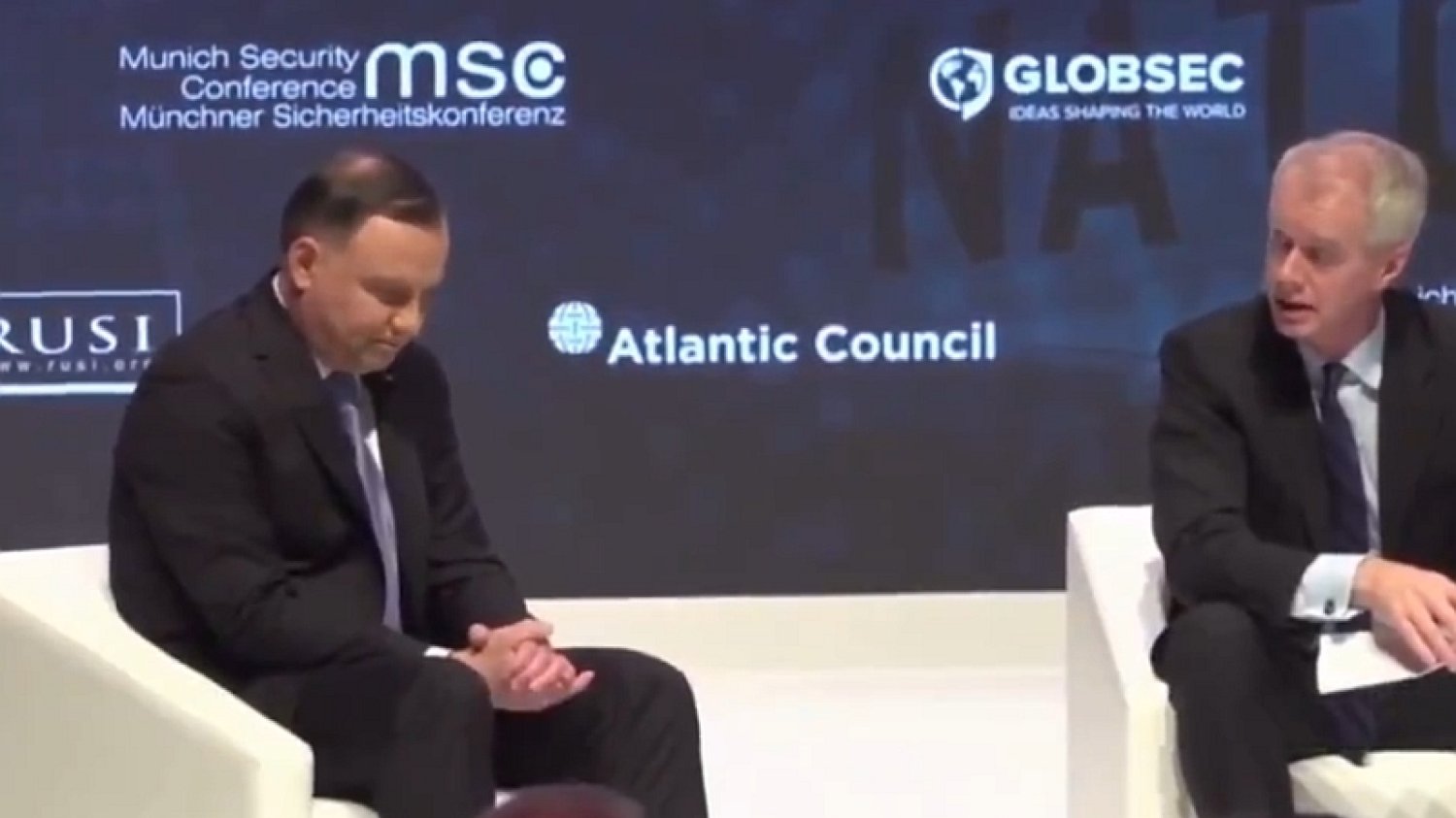 Jak Andrzej Duda i Rafał Trzaskowski mówią po angielsku? Porównano to na krótkim, ale wymownym filmie na Twitterze. Ten filmik będzie długo ciągnął się za Andrzejem Dudą. Pokazano różnicę w porozumiewaniu się po angielsku pomiędzy prezydentem a Rafałem Trzaskowskim.