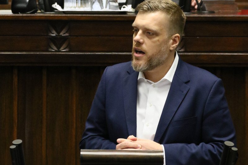 Niektórzy wytykają Adrianowi Zandbergowi skrajne poglądy.