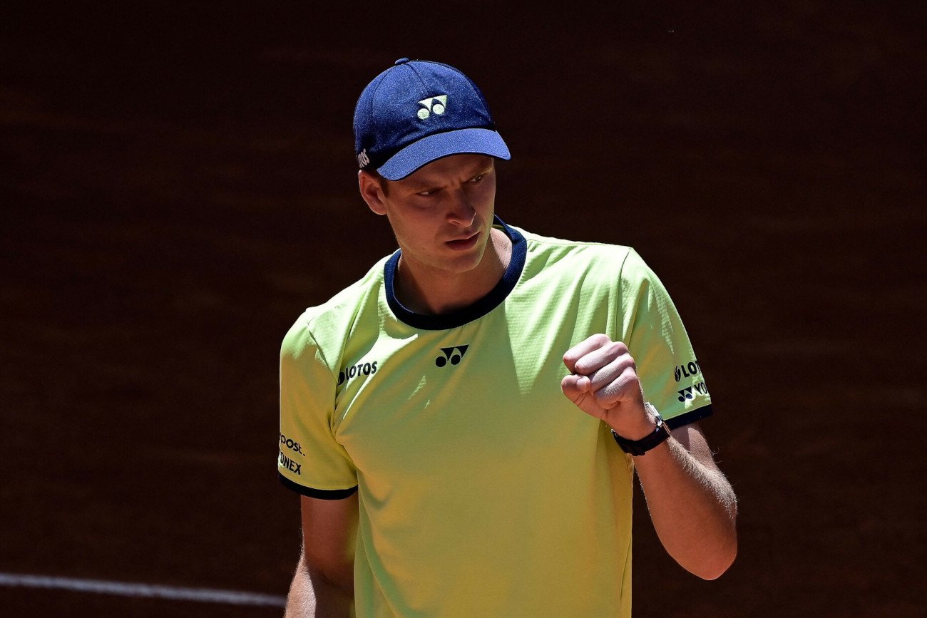 Hubert Hurkacz pewnie wygrał w czwartek w meczu III rundy z Dusanem Lajoviciem w dwóch setach.