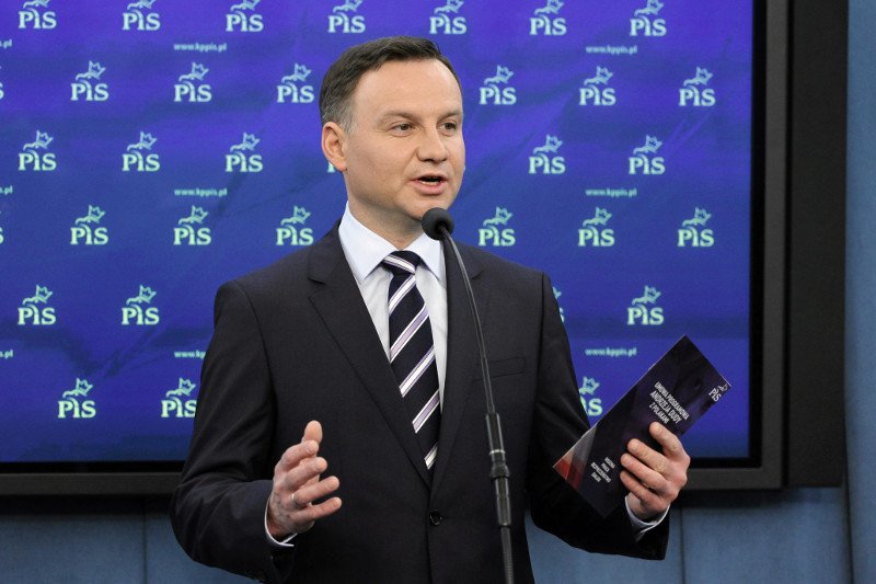 Andrzej Duda chcę budować swoją kampanię na kontraście wobec Bronisława Komorowskiego i jego przychylnej wobec waluty euro postawy.
