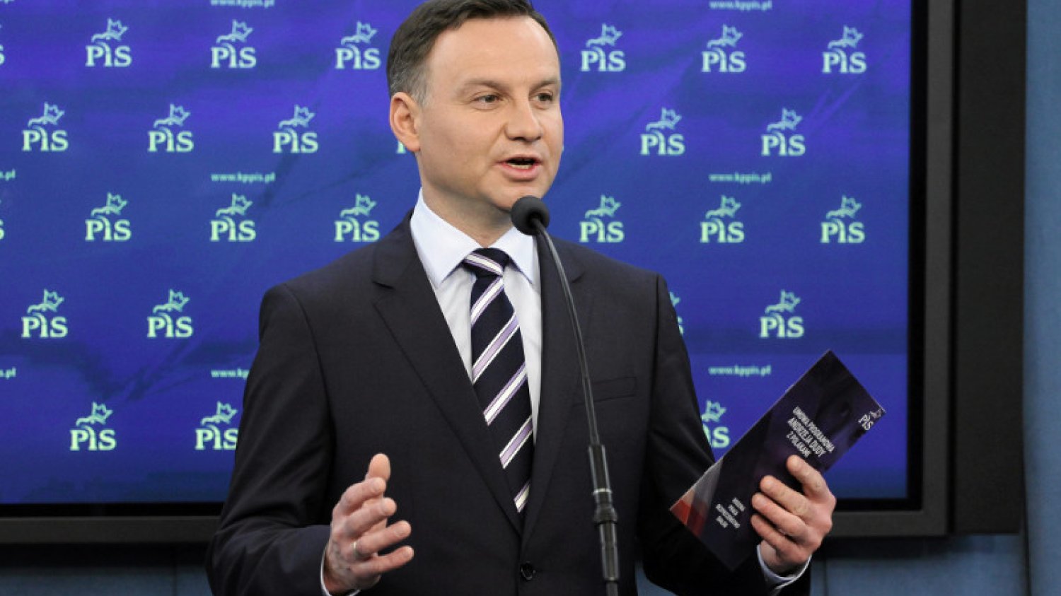 Andrzej Duda chcę budować swoją kampanię na kontraście wobec Bronisława Komorowskiego i jego przychylnej wobec waluty euro postawy.