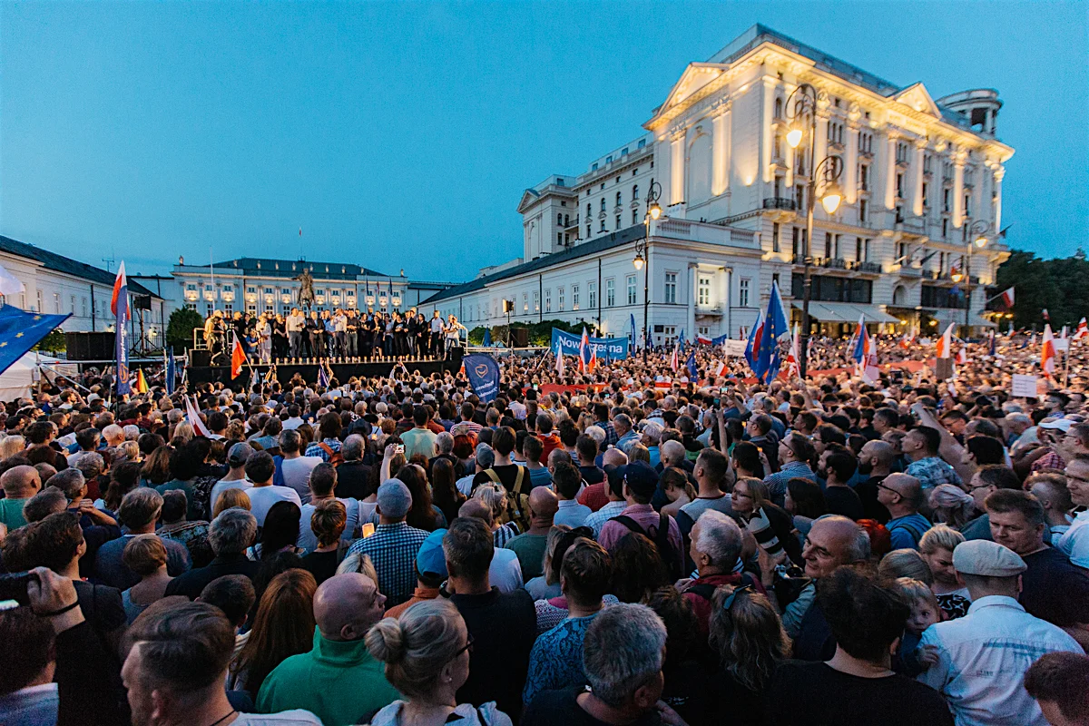 Na scenie liderzy partii opozycyjnych, posłanki i posłowie, którzy najbardziej udzielali się sejmowej walce o SN oraz prof. Adam Strzembosz, twórca i pierwszy prezes Sądu Najwyższego.
