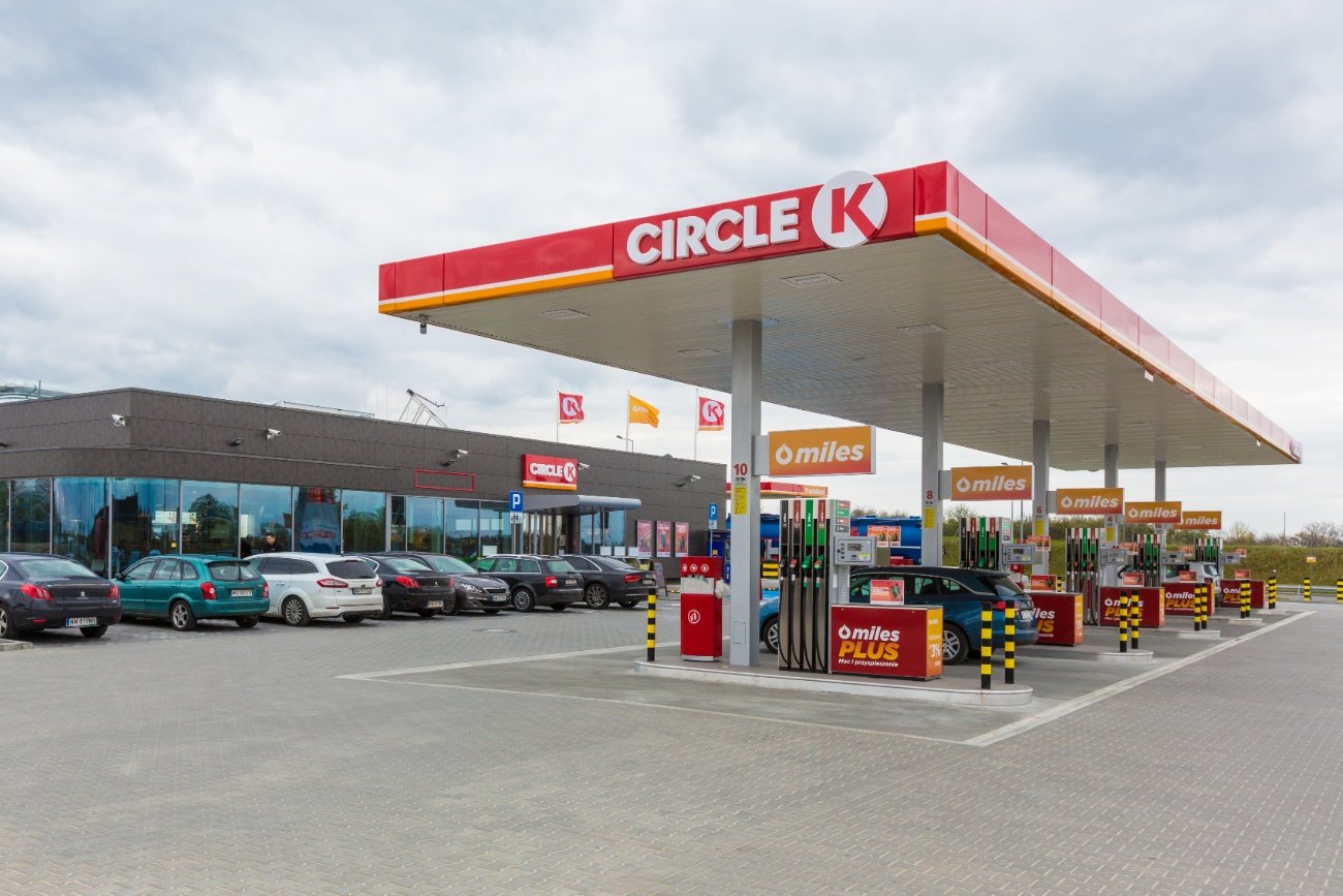 Sieć stacji paliw Circle K angażuje się w działania z zakresu CSR. Obejmują one pomoc seniorom, dzieciom i innym grupom za pośrednictwem takich organizacji jak Wielka Orkiestra Świątecznej Pomocy, Polski Czerwony Krzyż czy Fundacja Dajemy Dzieciom Siłę
