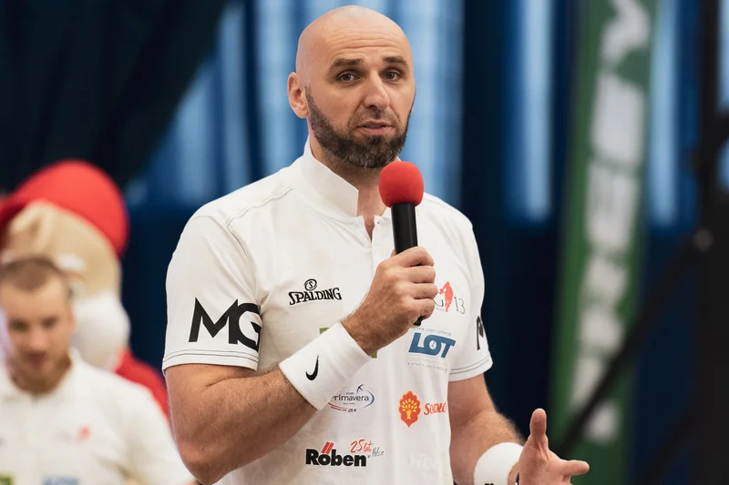 Gortat zapytał się na Twitterze, czy klaps można porównać do bicia lub katowania.