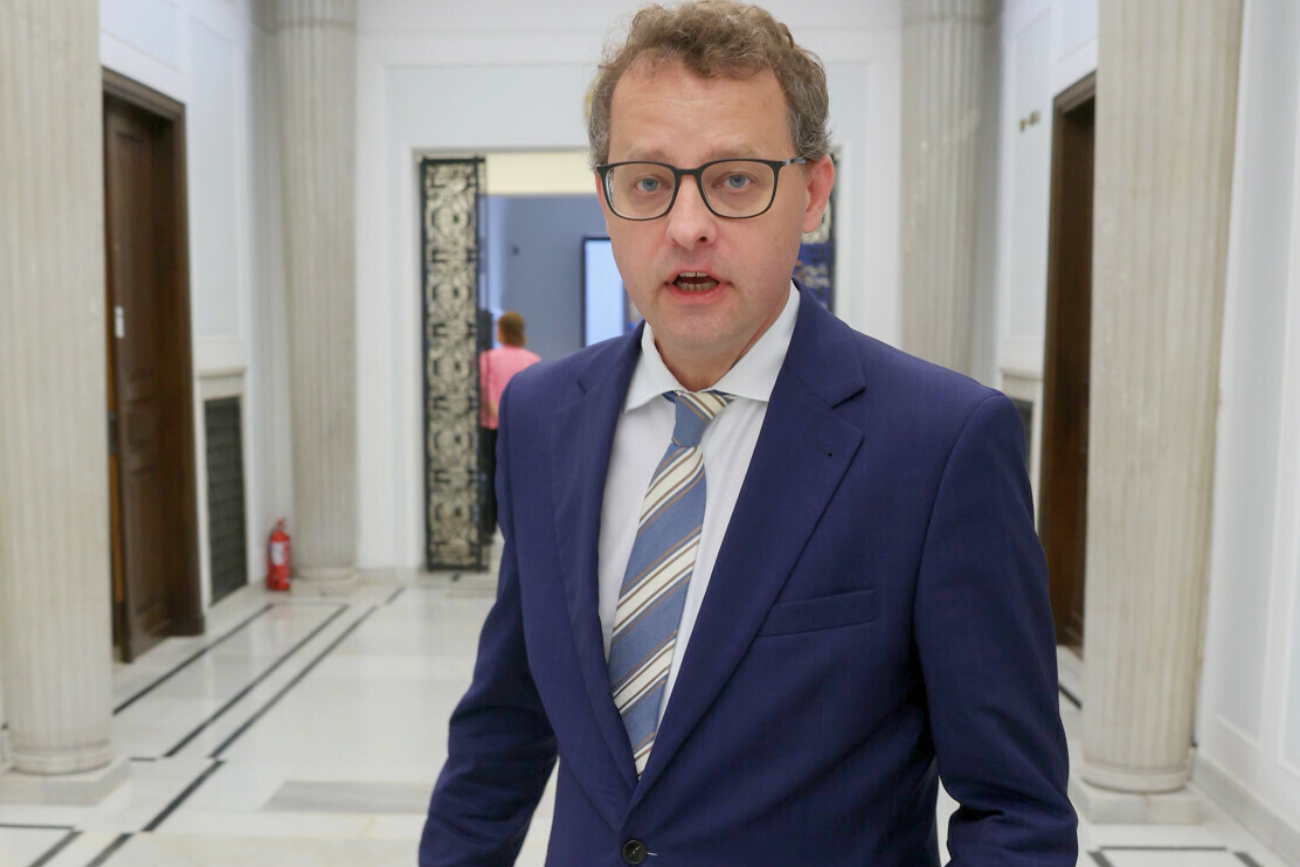 Marcin Romanowski w Sejmie na korytarzu.