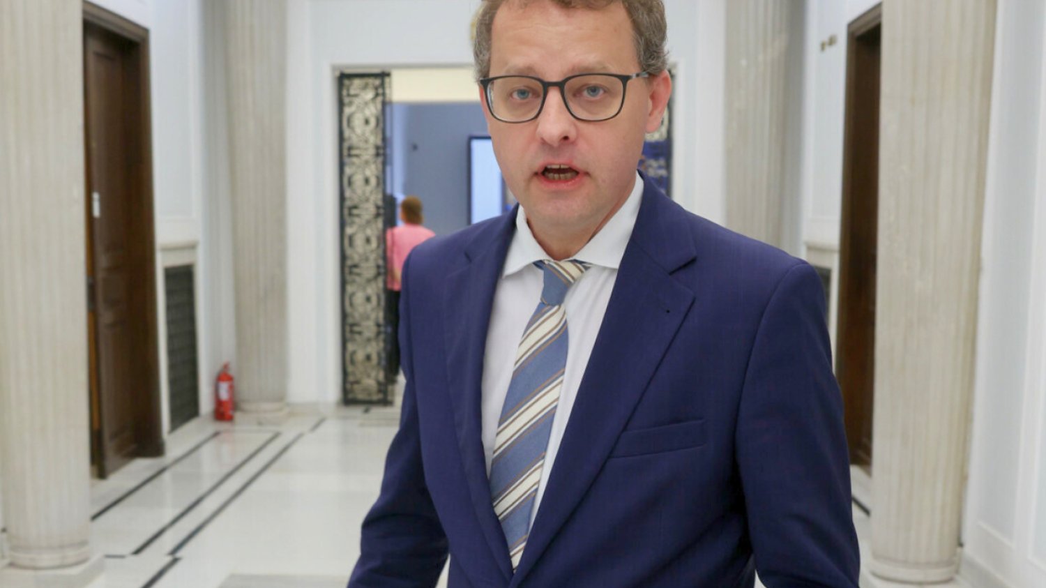 Azyl Marcina Romanowskiego na Węgrzech, Polacy wyrazili w sondażu co o tym myślą. Marcin Romanowski w Sejmie na korytarzu.