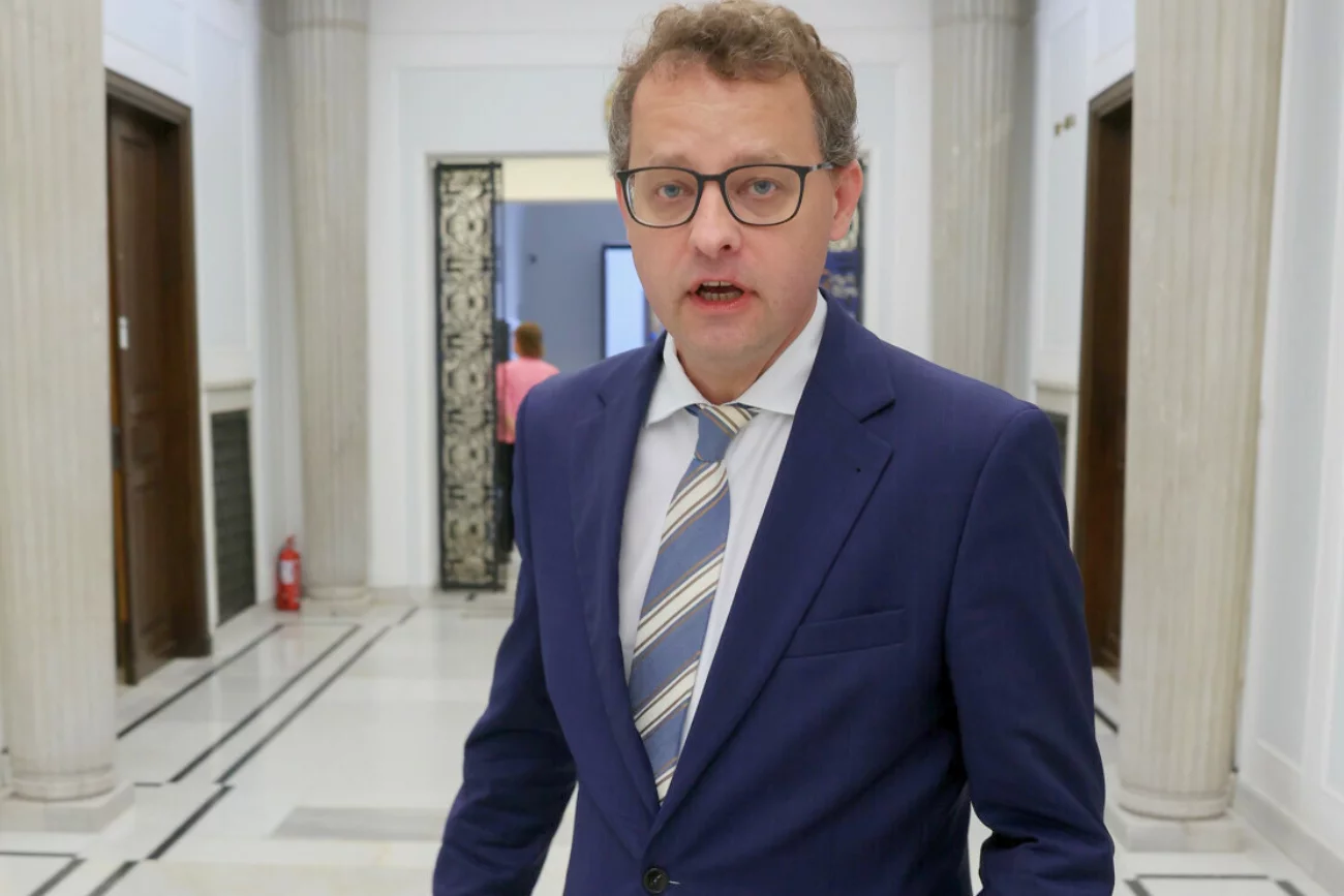 Azyl Marcina Romanowskiego na Węgrzech, Polacy wyrazili w sondażu co o tym myślą. Marcin Romanowski w Sejmie na korytarzu.