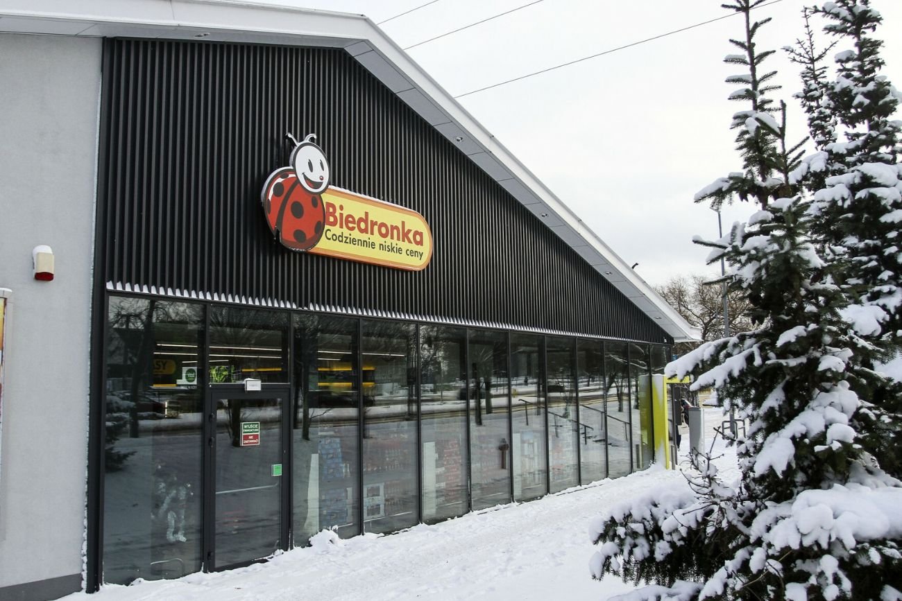 W Biedronce ogromna promocja dla miłośników podróży. Walizki i plecak w świetnej cenie.