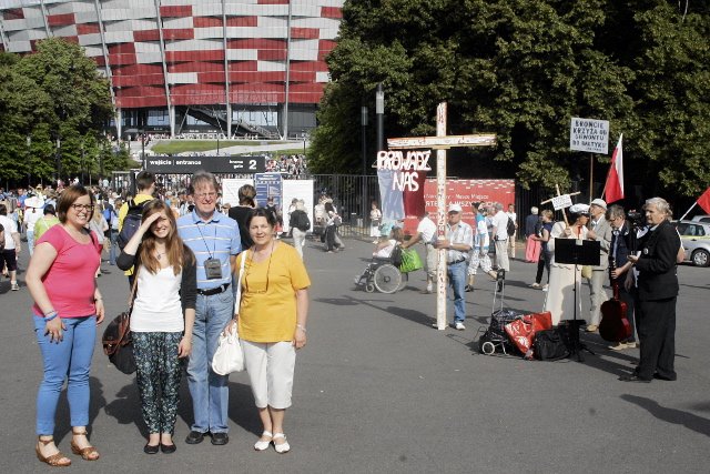 Na sobotnie rekolekcje czekało wielu wiernych. Na stadion przynosili m.in. transparenty, flagi.