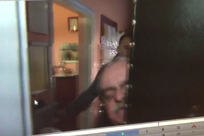 Poseł PiS zdenerwował się, gdy dziennikarka zadała mu niewygodne pytanie, dlatego wypchnął ją za drzwi swojego biura. Wszystko uchwyciła kamera.