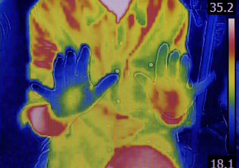 Dłonie pod kamerą termowizyjną. Jak często należy myć ręce, by ograniczyć ryzyko zakażenia koronawirusem? [Nowe wyniki badań]