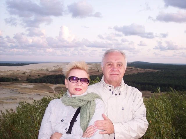 Krystyna Kofta i jej mąż Mirosław. Fotografia z Nidy, na Litwie.