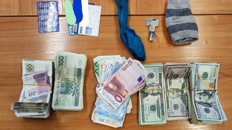 Kobieta wzięła ze sobą wszystkie pieniądze, bo bała się, że ktoś ją okradnie.