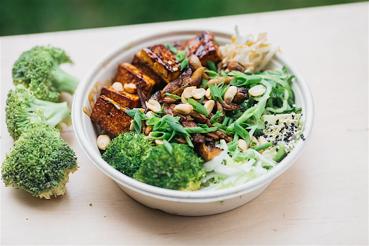 Buddah z Hanoi z pieczonym tofu, kiełkami fasoli Mung i podgotowanym brokułem, VegeLabb Mińska 25c