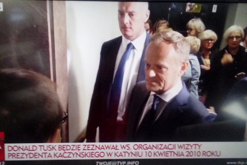 Przesłuchanie Donalda Tuska w Sądzie Okręgowym w Warszawie. Na zdjęciu - transmisja z wydarzenia w TVP Info.