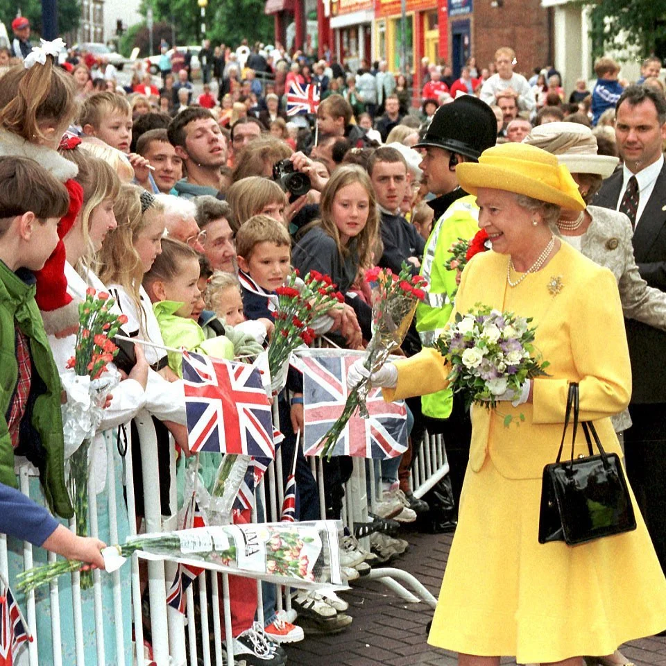 Królowa Elżbieta II z tą samą torebką 10 lat później, 1999 rok