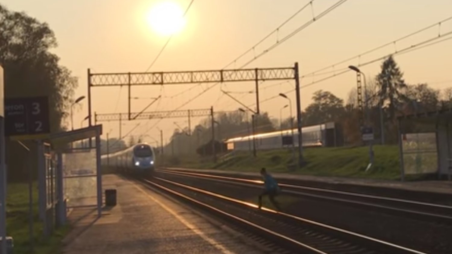 Mężczyzna ledwo zdążył przejść przed pociągiem.