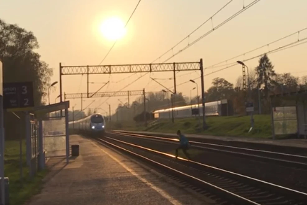 Mężczyzna ledwo zdążył przejść przed pociągiem.