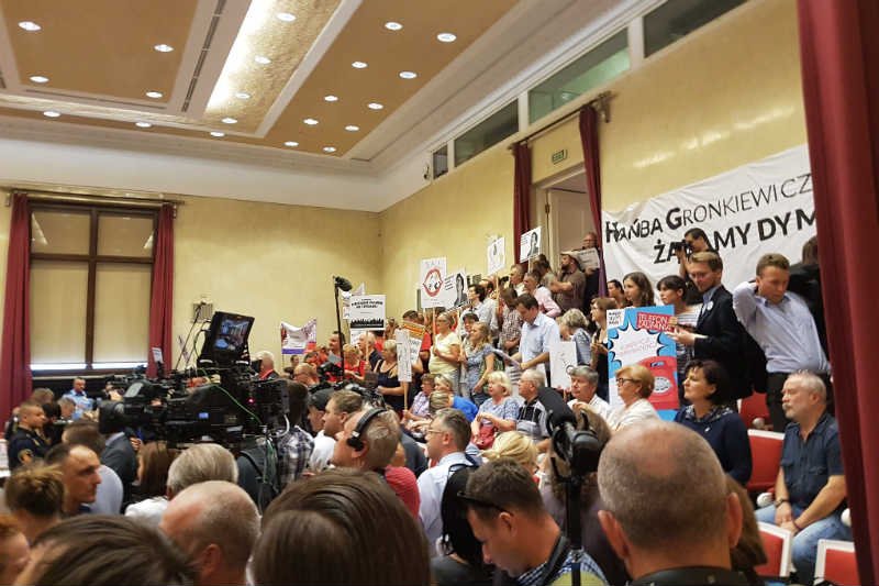 Na sesji Rady Warszawy publiczność obrzuciła Hannę Gronkiewicz-Waltz piłeczkami.