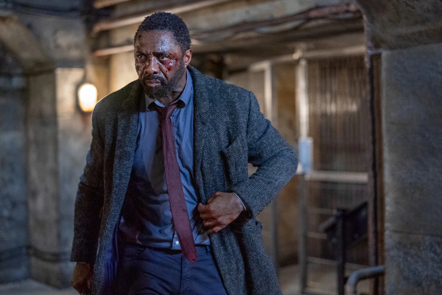 Idris Elba jako John Luther w "Luther: Zmrok"