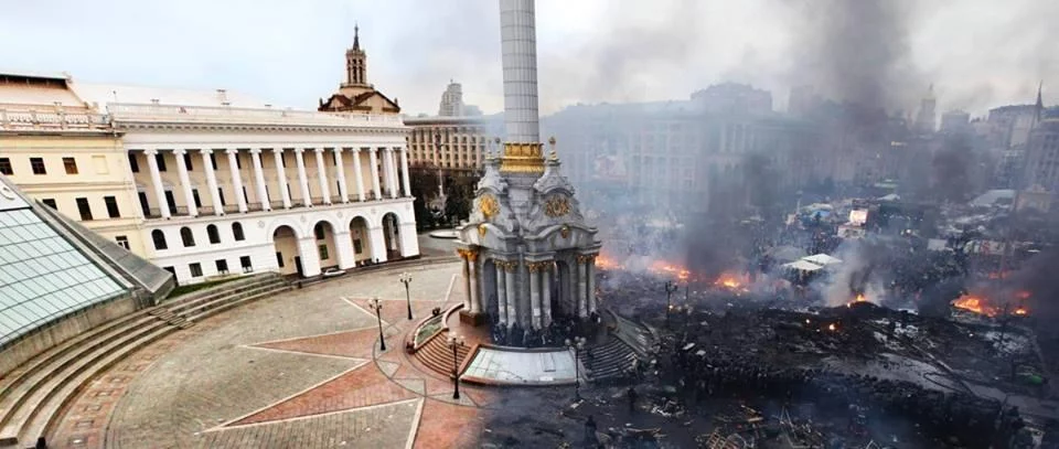 Zdjęcie krążące po Twitterze: Majdan przed i po walkach protestujących z Berkutem