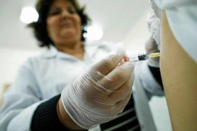 Z sondażu przeprowadzonego przez YouGov i "The Economist" wynika, iż 20 procent Amerykanów wierzy, iż mikrochipy mogły zostać umieszczone w szczepionkach przeciw COVID-19.