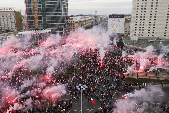 Jeszcze przed rozpoczęciem marszu uczestnicy odpalili race