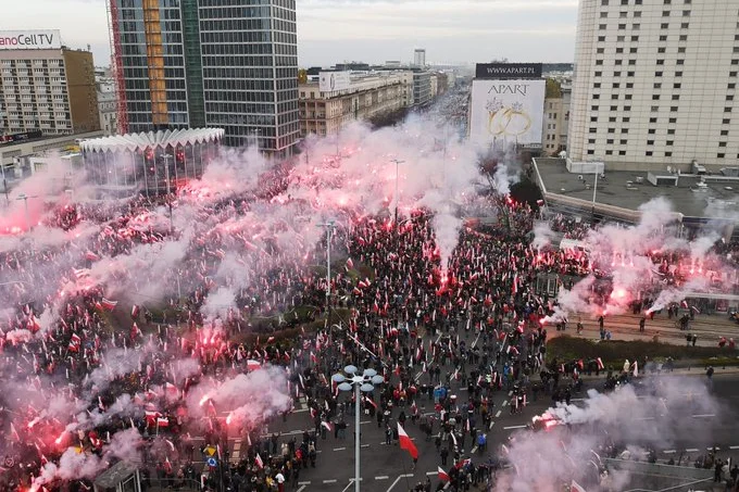Jeszcze przed rozpoczęciem marszu uczestnicy odpalili race
