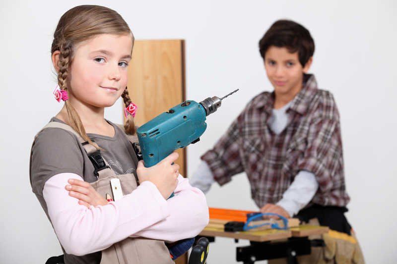 Zdaniem ekspertów, chłopiec grający w szkolnym przedstawieniu królewnę Śnieżkę to dobry przykład walki ze stereotypowym podziałem ról.