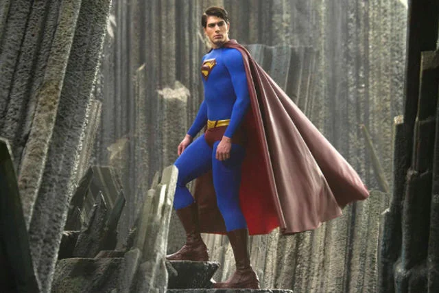 Superman pozuje do fotki, którą zaraz wrzuci na bloga.