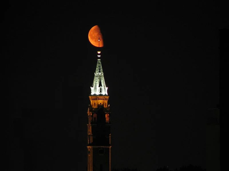 Wieża kościoła na Nowolipkach nocą