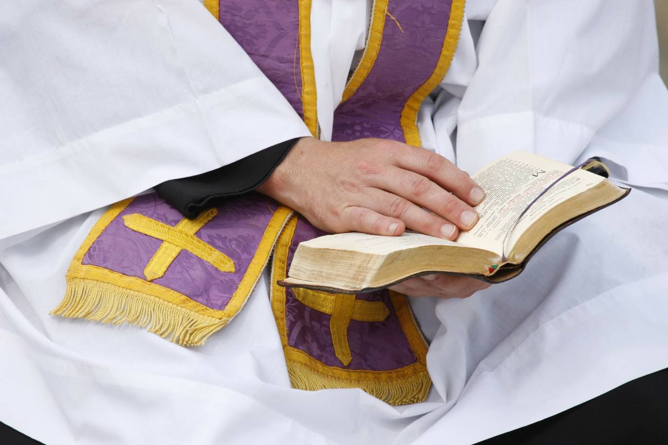 Ksiądz katolicki z Biblią