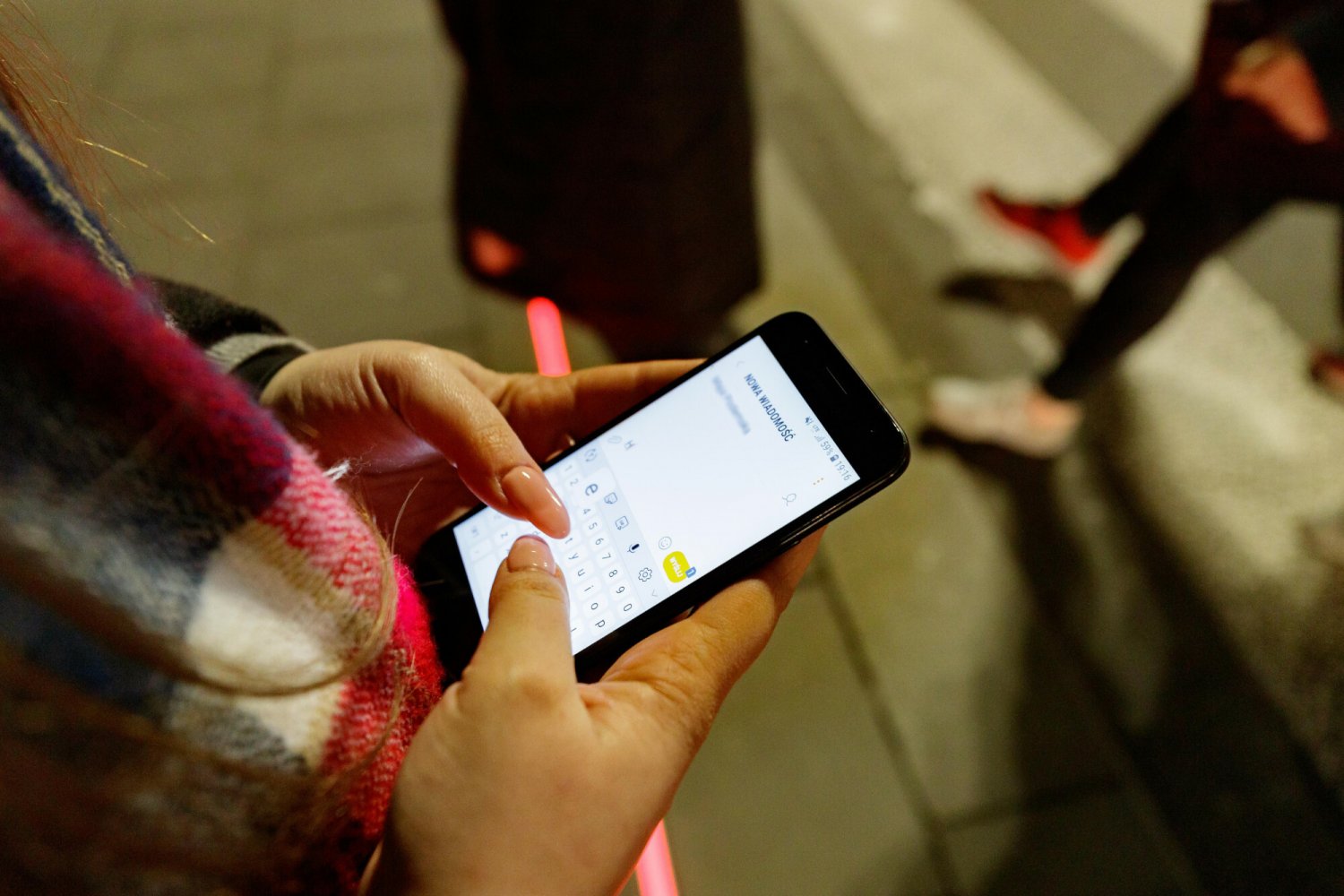 W dobie mediów społecznościowych język slangowy zmienia się jeszcze szybciej.