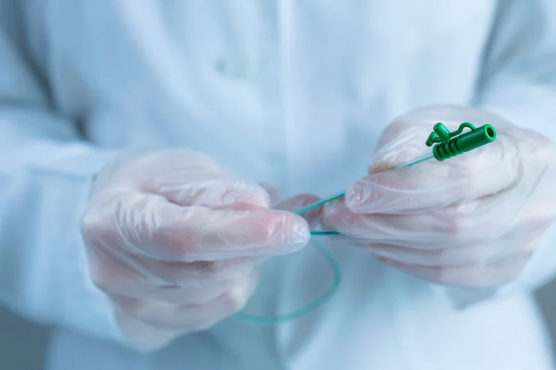 Cewniki hydrofilowe dużo łatwiej założyć, niż te tradycyjne. Nie powodują też tak wielu infekcji i uszkodzeń.