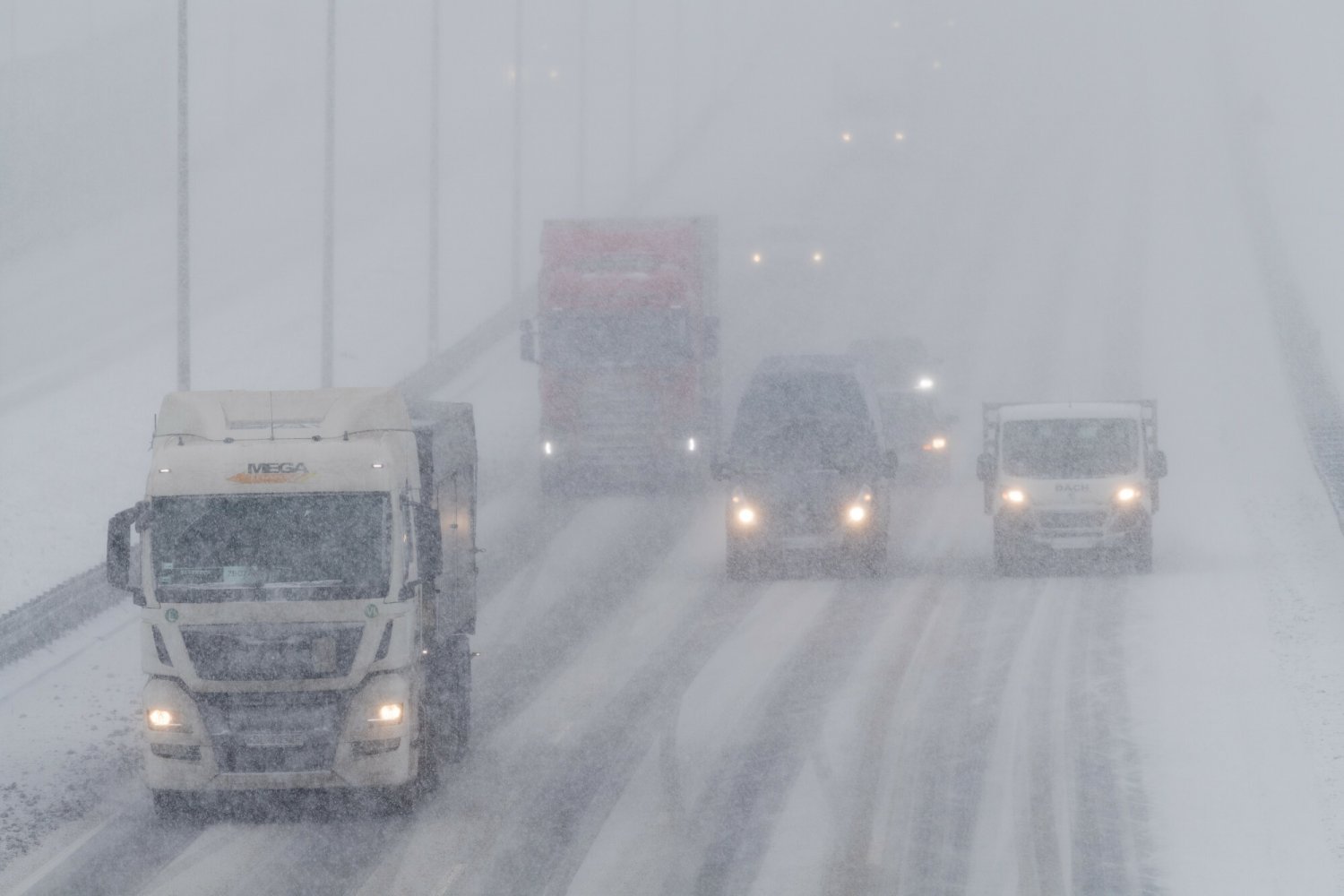 IMGW wydał alarmy drugiego stopnia przed marznącymi opadami, powodującymi powstanie gołoledzi.
